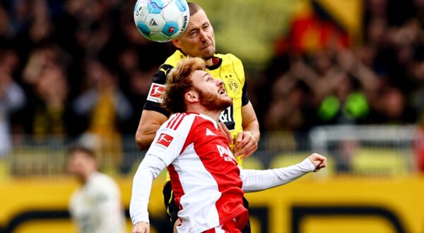 epa11643400 Dortmund's Waldemar Anton (L) and Union's Yorbe Vertessen in action during the German Bundesliga soccer match between Union Berlin and Borussia Dortmund, in Berlin, Germany, 05 October 2024.  EPA/FILIP SINGER CONDITIONS - ATTENTION:  The DFL regulations prohibit any use of photographs as image sequences and/or quasi-video.