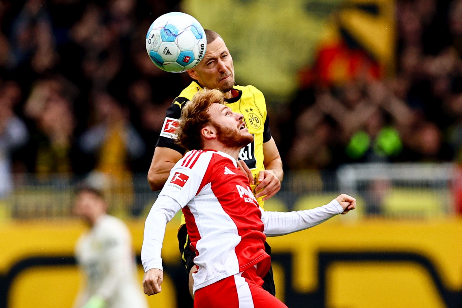 epa11643400 Dortmund's Waldemar Anton (L) and Union's Yorbe Vertessen in action during the German Bundesliga soccer match between Union Berlin and Borussia Dortmund, in Berlin, Germany, 05 October 2024.  EPA/FILIP SINGER CONDITIONS - ATTENTION:  The DFL regulations prohibit any use of photographs as image sequences and/or quasi-video.