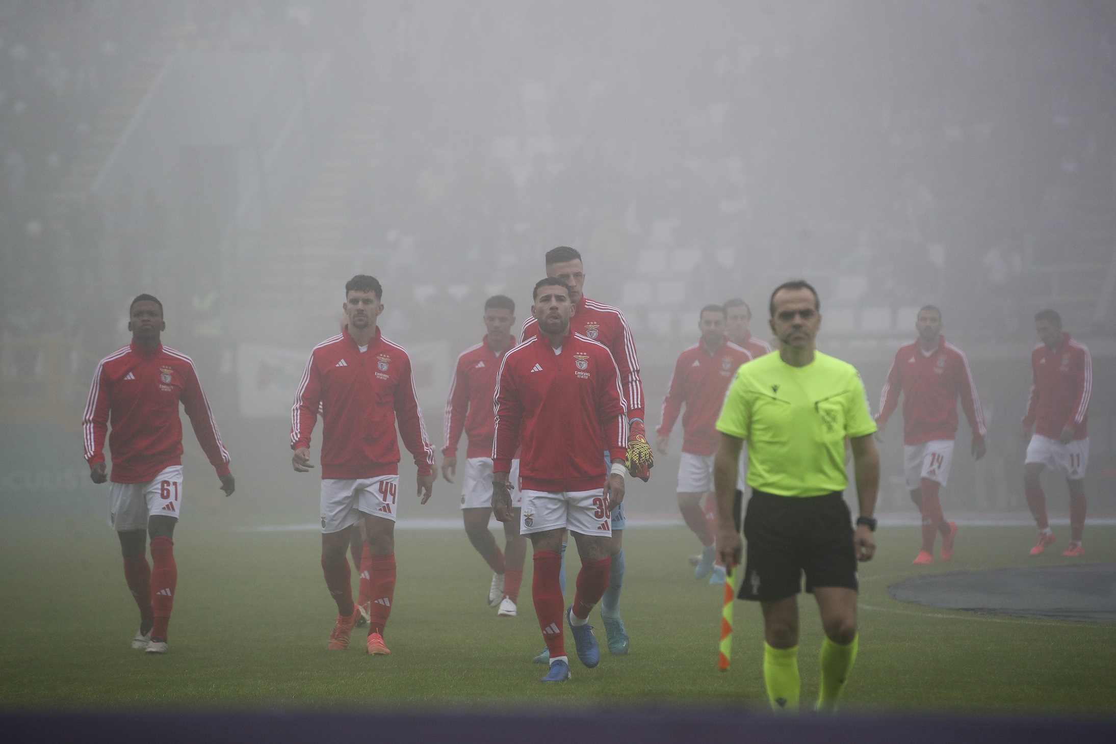 epa11646087 Players leave the pitch as the Liga Portugal soccer match between Nacional and Benfica is tnterrupted due to heavy fog, at the Madeira Stadium in Funchal, Portugal, 06 October 2024.  EPA/HOMEM DE GOUVEIA