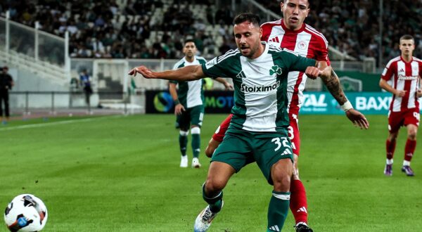 epa11652179 (FILE) Panathinaikos player George Baldock (L) in action during the Greek Super League soccer match Panathinaikos vs Olympiacos, in Athens, Greece, 06 October 2024 (reissued 10 October 2024). Baldock was found dead at his villa in Greece on 09 October 2024.  EPA/GEORGIA PANAGOPOULOU