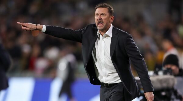 epa11652300 Tony Popovic, head coach of Australia, gives instructions to his players during the Men's World Cup 2026 qualifier match between Australia and China at Adelaide Oval in Adelaide, Australia, 10 October 2024.  EPA/MATT TURNER AUSTRALIA AND NEW ZEALAND OUT