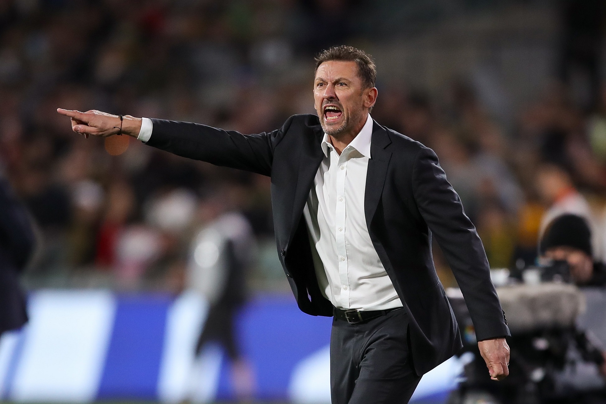 epa11652300 Tony Popovic, head coach of Australia, gives instructions to his players during the Men's World Cup 2026 qualifier match between Australia and China at Adelaide Oval in Adelaide, Australia, 10 October 2024.  EPA/MATT TURNER AUSTRALIA AND NEW ZEALAND OUT