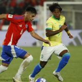 epa11653790 Darío Osorio (L) of Chile in action against Endrick Felipe (R) of Brazil during the CONMEBOL FIFA World Cup 2026 qualifier soccer match between Chile and Brazil at Nacional Julio Martinez Pradanos Stadium in Santiago, Chile, 10 October 2024.  EPA/Elvis González