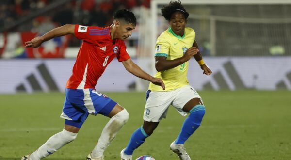 epa11653790 Darío Osorio (L) of Chile in action against Endrick Felipe (R) of Brazil during the CONMEBOL FIFA World Cup 2026 qualifier soccer match between Chile and Brazil at Nacional Julio Martinez Pradanos Stadium in Santiago, Chile, 10 October 2024.  EPA/Elvis González