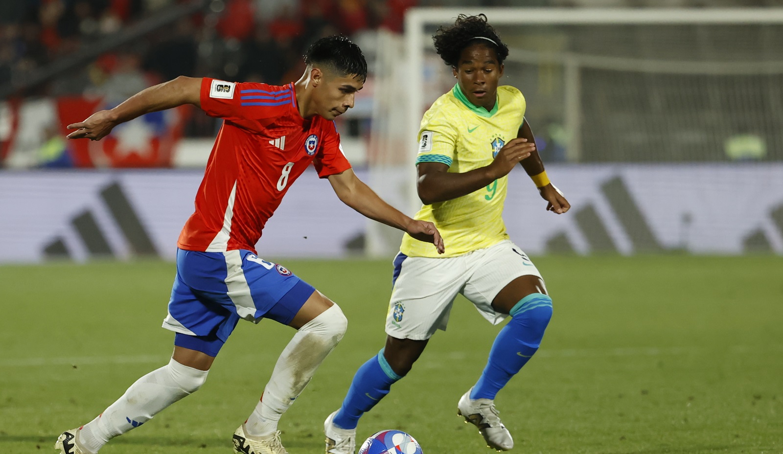 epa11653790 Darío Osorio (L) of Chile in action against Endrick Felipe (R) of Brazil during the CONMEBOL FIFA World Cup 2026 qualifier soccer match between Chile and Brazil at Nacional Julio Martinez Pradanos Stadium in Santiago, Chile, 10 October 2024.  EPA/Elvis González