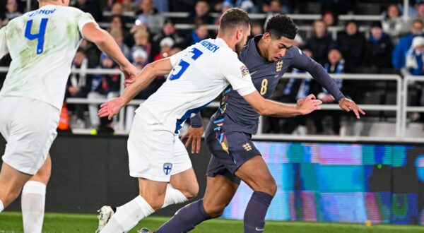 epa11657477 Arttu Hoskonen (C) of Finland and Jude Bellingham (R) of England in action during the UEFA Nations League group B match between Finland and England in Helsinki, Finland, 13 October 2024.  EPA/Kimmo Brandt