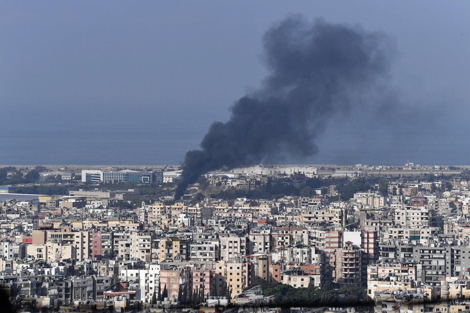 epa11661704 Smoke billows after an Israeli air strike on Dahieh, a southern suburb of Beirut, Lebanon, 16 October 2024. According to the Lebanese Ministry of Health, more than 2,350 people have been killed and over 10,906 have been injured in Lebanon since the start of hostilities. The Israeli Army said that the strikes early on 16 October targeted Hezbollah facilities in Beirut's southern suburb.  EPA/STR