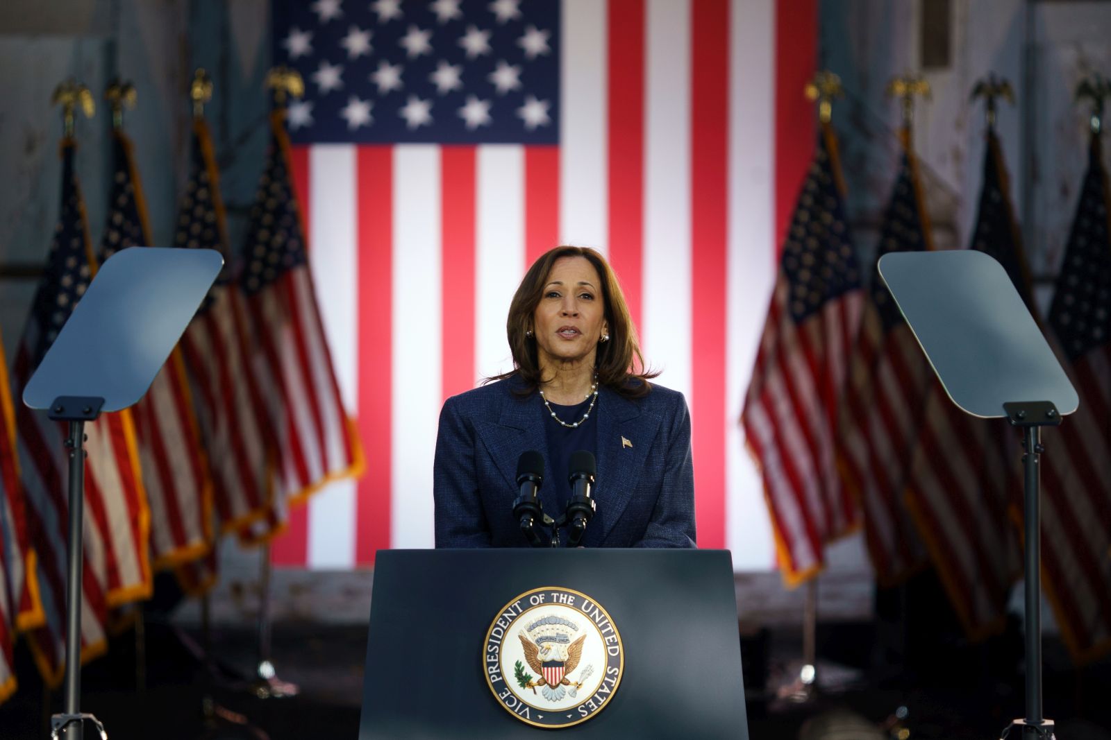 epa11663304 US Vice President and current Democratic presidential candidate Kamala Harris attends a rally in Bucks County, Pennsylvania, USA, 16 October 2024. Harris is in a tight race for the US presidency against Republican nominee and former President Donald Trump.  EPA/WILL OLIVER