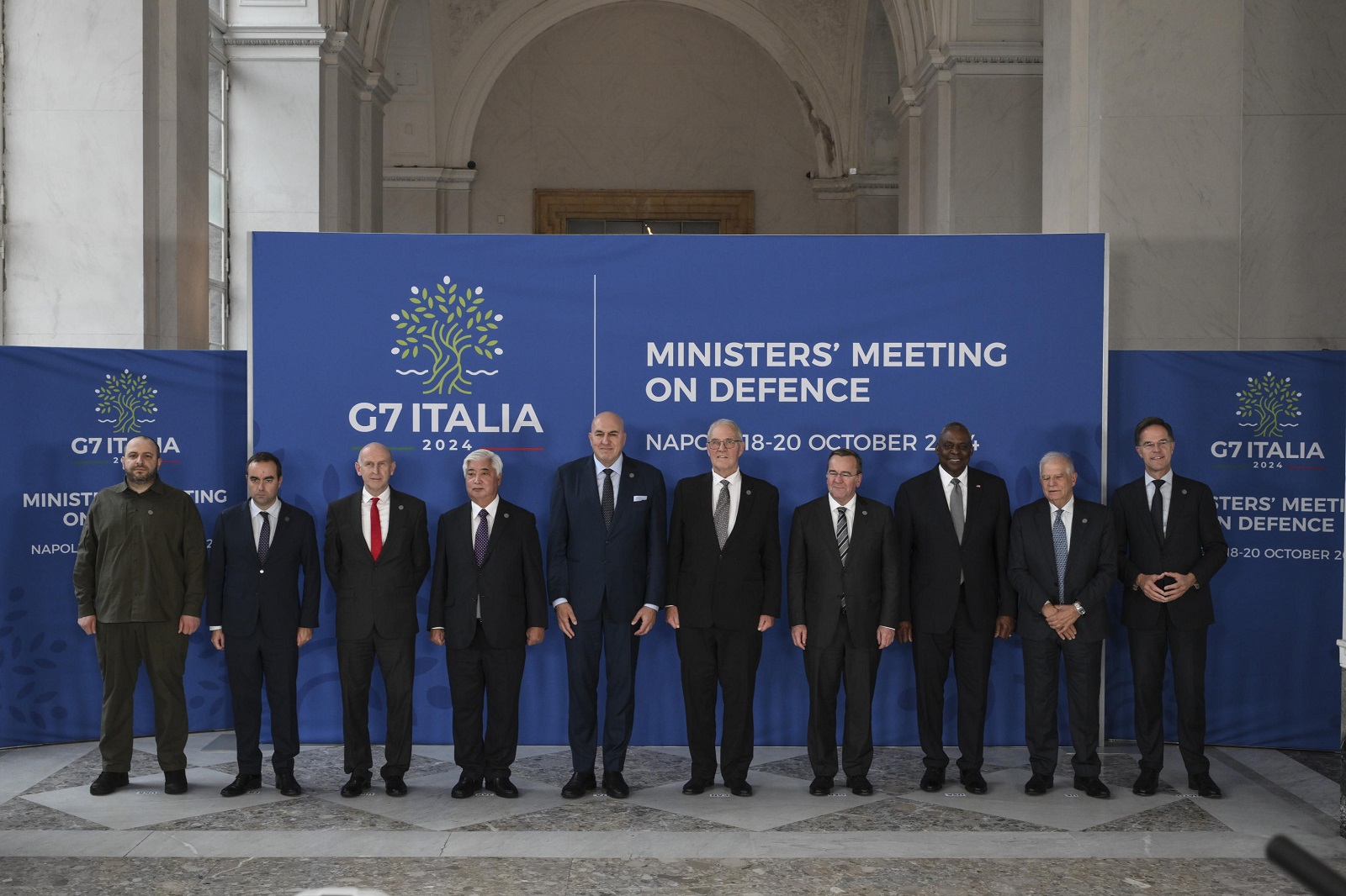 epa11668308 (L-R) Ukrainian Minister of Defense Rustem Umerov, French Minister of Armed Forces Sebastien Lecornu, British Secretary of State for Defense John Healey, Japan's Minister of Defense Gen Nakatani, Italy's Minister of Defense Guido Crosetto, Canada's Minister of National Defense Bill Blair, German Minister of Defense Boris Pistorius, US Secretary of Defense Lloyd J. Austin, EU High Representative for Foreign Affairs and Security Policy Josep Borrell NATO Secretary General Mark Rutte pose for a family photo at the G7 Ministers' Meeting on defence in Naples, Italy, 19 October 2024.  EPA/CIRO FUSCO