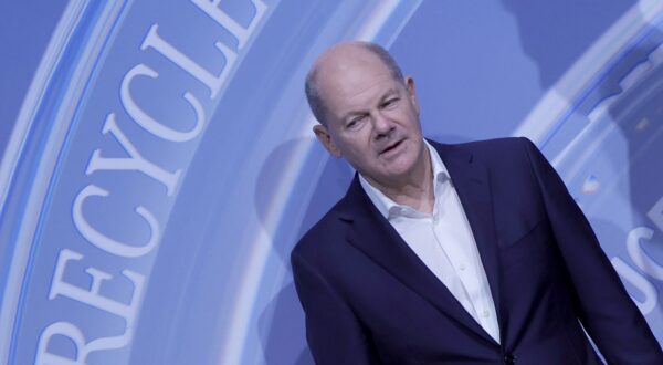 epa11672992 German Chancellor Olaf Scholz during the opening ceremony of a Mercedes-Benz battery recycling factory in Kuppenheim, Germany, 21 October 2024. The plant uses an innovative process that enables a recycling rate of over 96 percent to recover valuable raw materials such as cobalt, nickel, and lithium from car batteries for the production of new batteries.  EPA/RONALD WITTEK