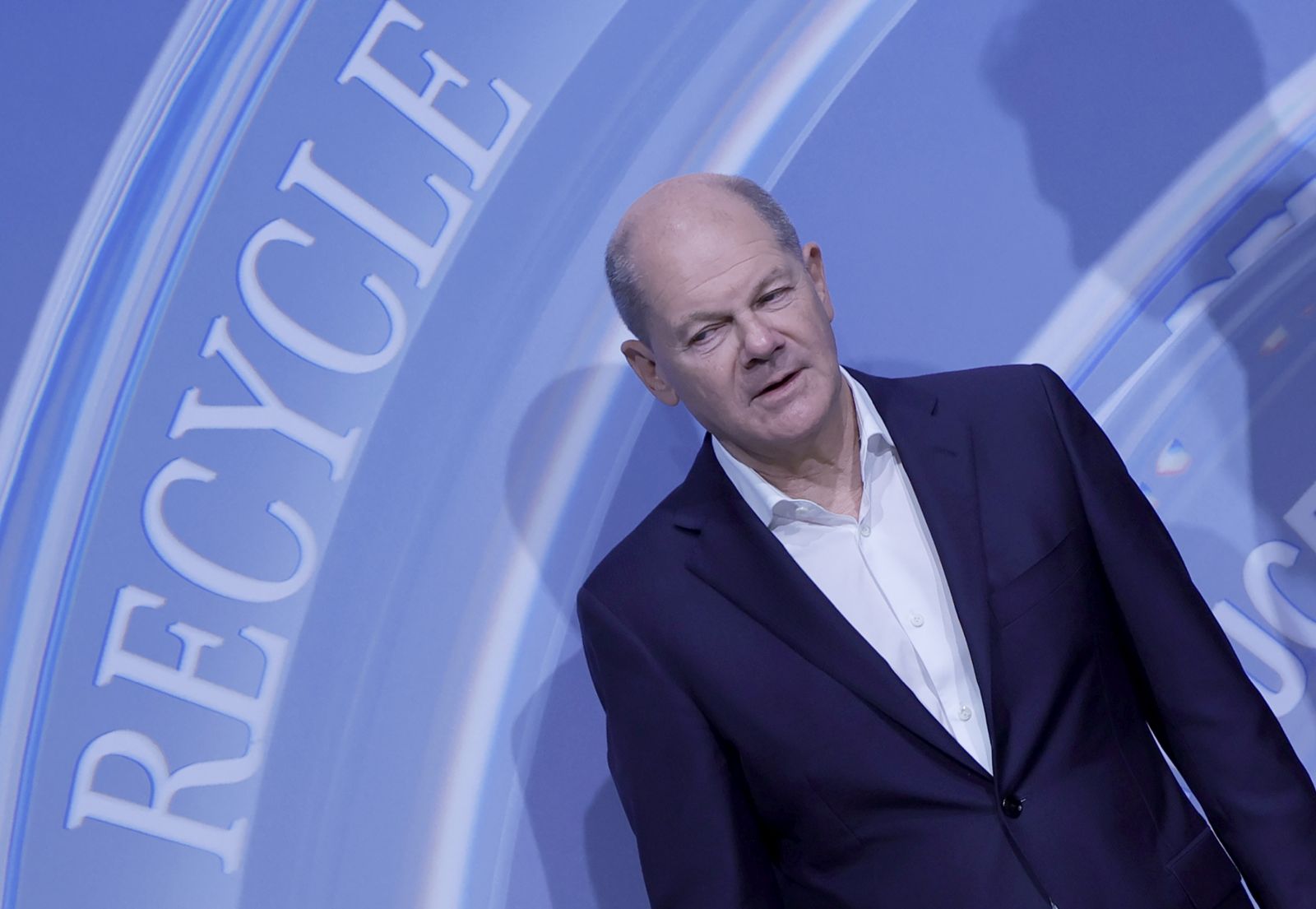 epa11672992 German Chancellor Olaf Scholz during the opening ceremony of a Mercedes-Benz battery recycling factory in Kuppenheim, Germany, 21 October 2024. The plant uses an innovative process that enables a recycling rate of over 96 percent to recover valuable raw materials such as cobalt, nickel, and lithium from car batteries for the production of new batteries.  EPA/RONALD WITTEK