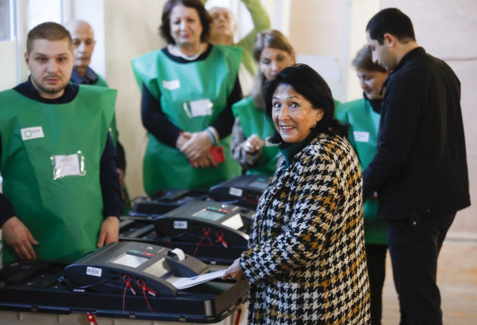 epa11684080 Georgian President Salome Zourabichvili casts her ballot at a polling station during parliamentary elections in Tbilisi, Georgia, 26 October 2024. A total of 18 parties are participating in the parliamentary elections in Georgia. Three thousand, one hundred and eleven polling stations opened for the parliamentary elections, including 67 abroad. Voting abroad will be possible in 53 cities in 42 countries.  EPA/DAVID MDZINARISHVILI