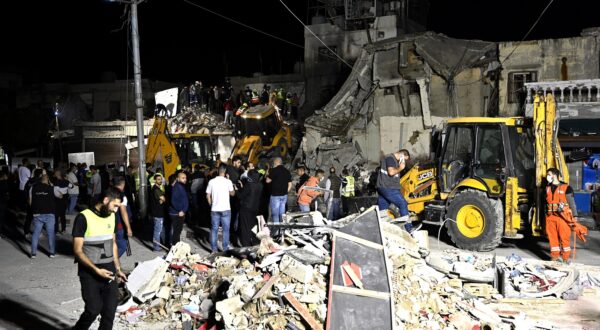 epa11691050 Search and rescue team members try to reach victims after an Israeli raid targeted Haret Saida in Sidon, Lebanon, 29 October 2024. According to the ministry of health at least five were killed and 33 injured inthe Israeli strike.  EPA/STR