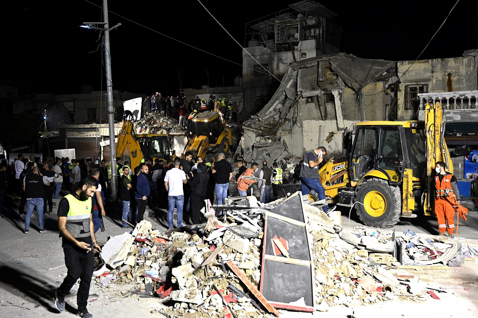 epa11691050 Search and rescue team members try to reach victims after an Israeli raid targeted Haret Saida in Sidon, Lebanon, 29 October 2024. According to the ministry of health at least five were killed and 33 injured inthe Israeli strike.  EPA/STR