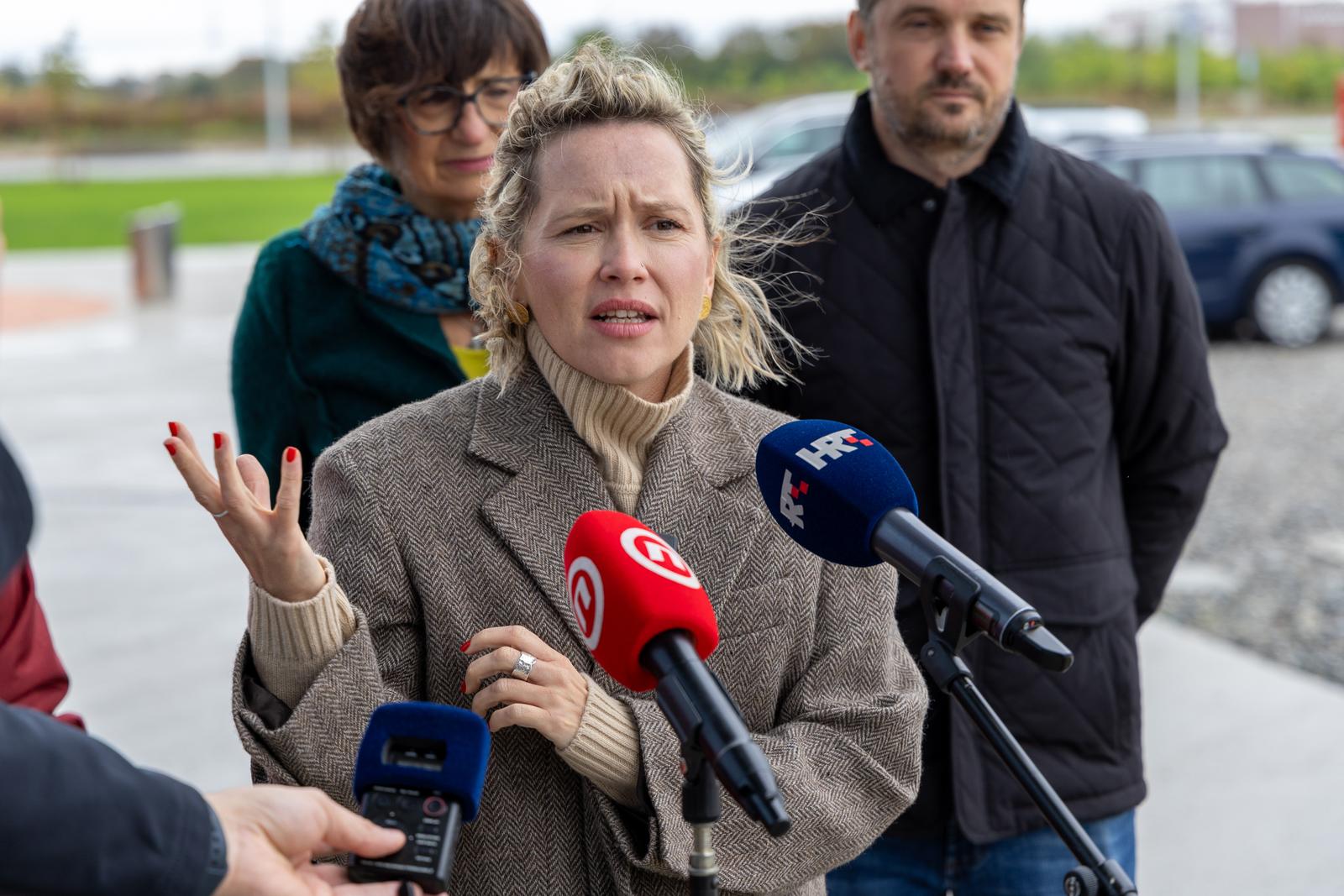 03.10.2024., Osijek - Kandidatkinja stranke Mozemo! za predsjednicu Repbulike Hrvatske Ivana Kekin odrzala je konferenciju za medije ispred Gospodarskog centra. Photo: Borna Jaksic/PIXSELL