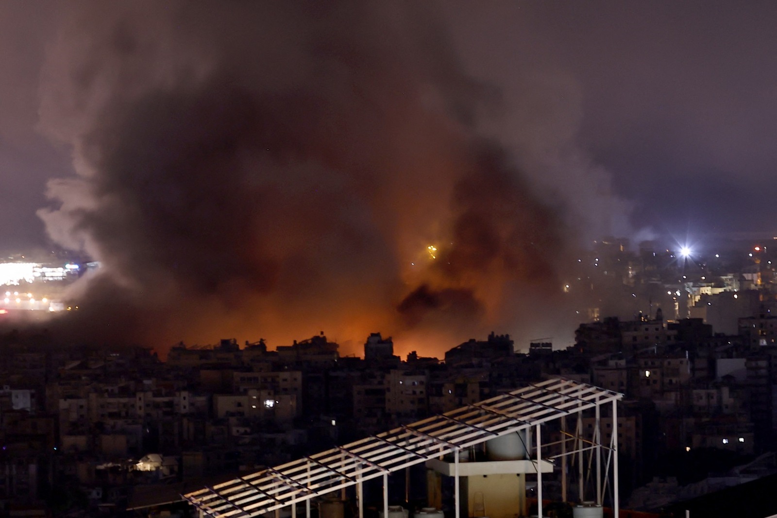 BEIRUT, LEBANON - OCTOBER 04: Smokes and flames rise over Dahieh area after the Israeli army carried out airstrikes in the south of the capital Beirut, Lebanon on October 04, 2024. Ramiz Dallah / Anadolu/ABACAPRESS.COM,Image: 916110204, License: Rights-managed, Restrictions: , Model Release: no, Credit line: AA/ABACA / Abaca Press / Profimedia