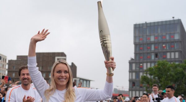 Former US skier Lindsey Vonn carries the Olympic torch in the Olympic Village in Paris on July 26, 2024, ahead of the Paris 2024 Olympic Games.,Image: 892586647, License: Rights-managed, Restrictions: , Model Release: no, Credit line: David Goldman / AFP / Profimedia