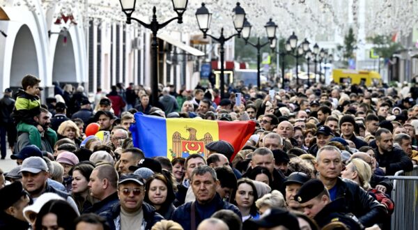 MOSCOW, RUSSIA - OCTOBER 20: Moldovan citizens living in Moscow are seen queuing to vote at a polling station during the 2024 Moldovan elections in Moscow, Russia on October 20, 2024. The citizens of Moldova are heading to the polls on Sunday for a presidential election and a referendum on EU membership. The process is being monitored by more than 1,100 local observers and 280 foreign observers. The presidential election and referendum are being held under the shadow of the ongoing struggle between the West and Russia over Moldova. The people of Moldova, who have been caught in the battleground between the West and Russia since declaring independence, are making choices about integration with Europe and rapprochement with Russia. Sefa Karacan / Anadolu/ABACAPRESS.COM,Image: 923970602, License: Rights-managed, Restrictions: , Model Release: no, Credit line: AA/ABACA / Abaca Press / Profimedia