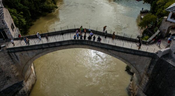 07.10.2024., Mostar - Pogled iz zraka na prljavu i zamucenu Neretvu ispod Starog mosta. Zbog obilnih padalina i poplava u BiH Neretva vise nije zelene nego smedje boje. Photo: Zvonimir Barisin/PIXSELL