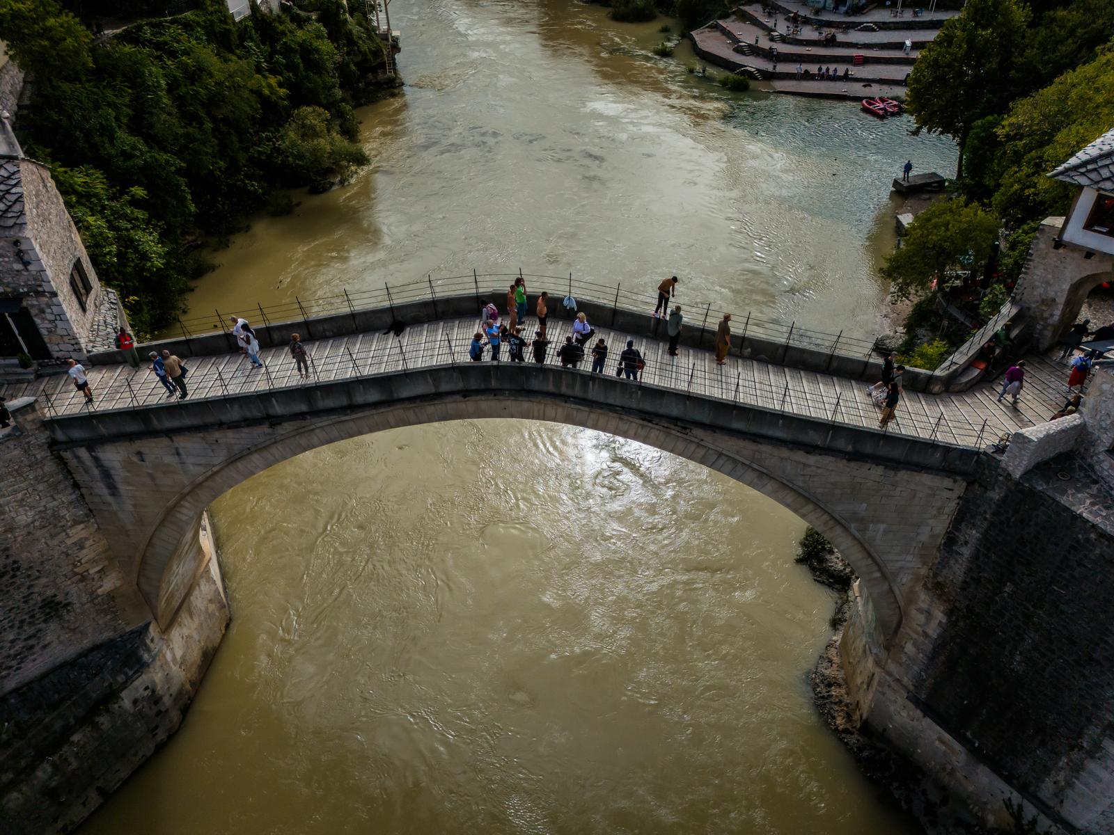 07.10.2024., Mostar - Pogled iz zraka na prljavu i zamucenu Neretvu ispod Starog mosta. Zbog obilnih padalina i poplava u BiH Neretva vise nije zelene nego smedje boje. Photo: Zvonimir Barisin/PIXSELL