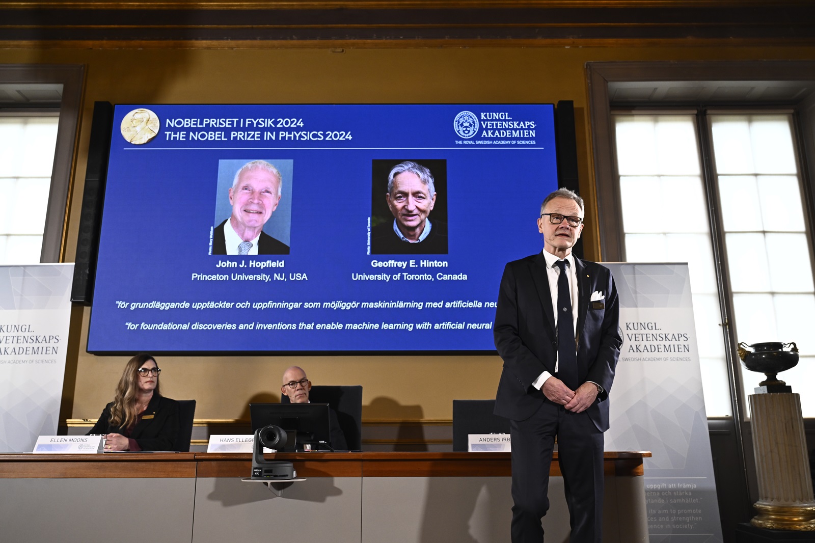 epa11648725 Professor Anders Irback speaks at a press conference at the Royal Swedish Academy of Sciences after announcing the winners of the 2024 Nobel Prize in Physics, in Stockholm, Sweden, 08 October 2024. The Royal Swedish Academy of Sciences has decided to award the Nobel Prize in Physics 2024 to John J. Hopfield and Geoffrey E. Hinton 'for foundational discoveries and inventions that enable machine learning with artificial neural networks', the Nobel statement reads.  EPA/Christine Olsson/TT  SWEDEN OUT