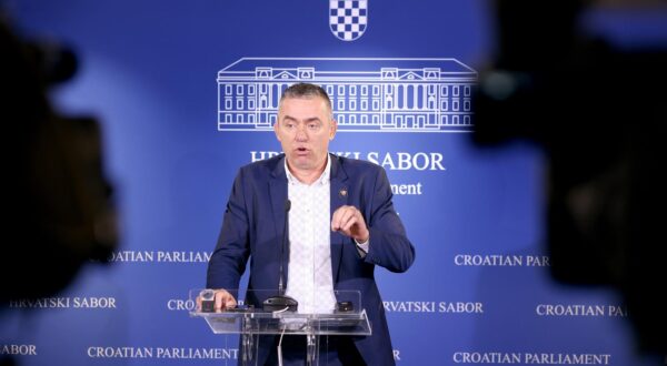 03.10.2024., Zagreb - Na konferencji za medije odrzanoj u Saboru o  uhicenju clana SDSS-a zbog ratnog zlocina govorio je Stipo Mlinaric. Photo: Patrik Macek/PIXSELL