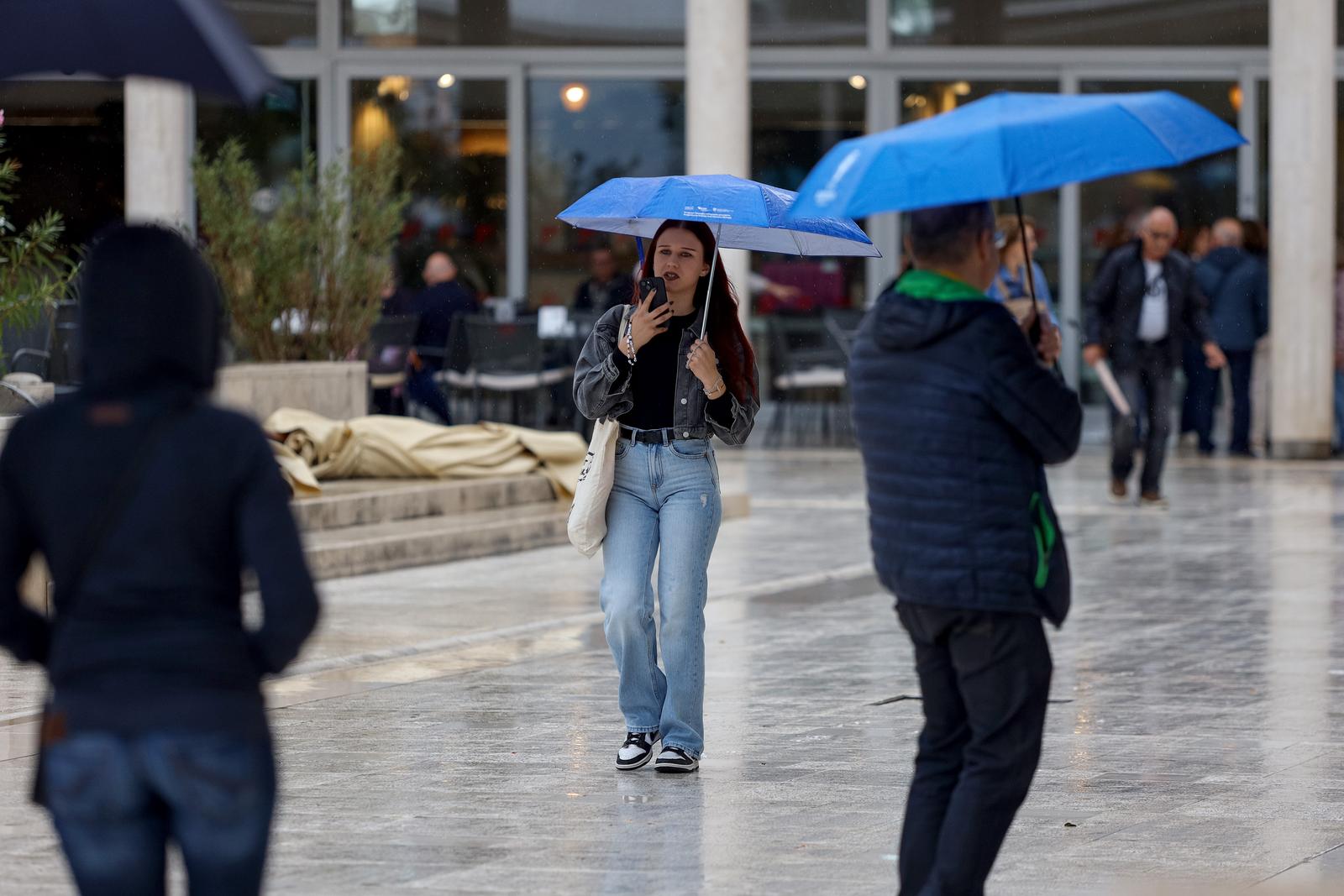 03.10.2024., Zadar - Kisni dan na gradskim ulicama. Photo: Sime Zelic/PIXSELL