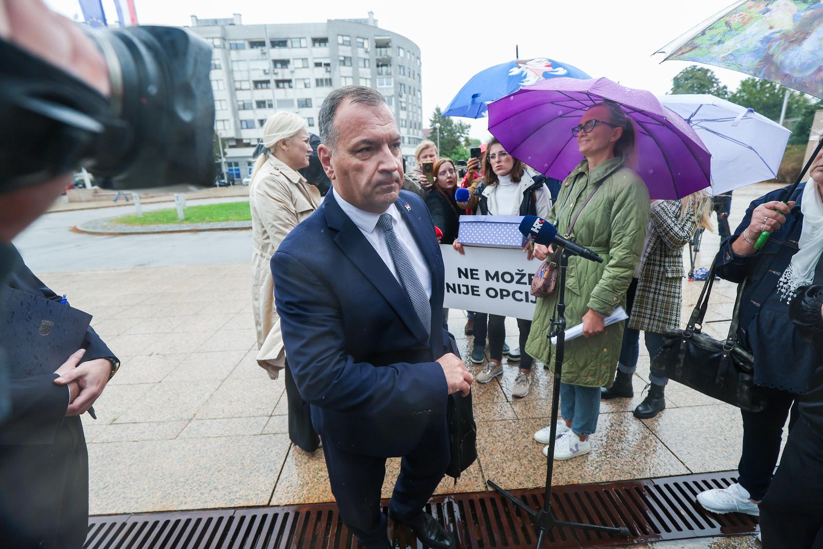 03.10.2024., Zagreb - Udruga Sjena organizirala je akciju ispred Nacionalne i sveucilisne knjiznice prije sjednice Vlade.  Docekali su ministra Vilia Berosa pri dolasku na sjednicu Vlade i urucili mu vise od 3400 potpisa podrske peticiji "Za Antu i svu djecu s teskocama: Vas glas - njihova prilika za razvoj!". Na fotografiji: ministar zdravstva Vili Beros Photo: Slavko Midzor/PIXSELL