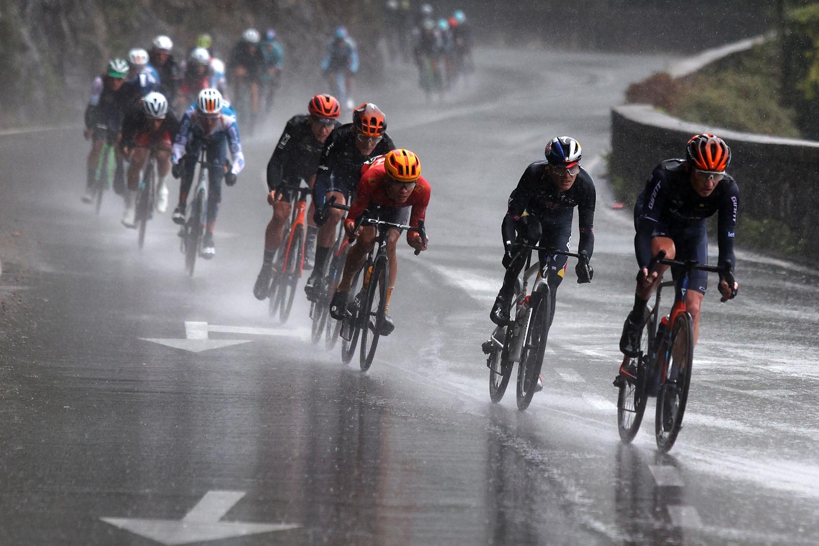 3.10.2024. Preluk  - 3. etapa biciklisticke utrke CRO Race od Novog Vinodolskog do Opatije po jakoj kisi. Vozaci voze kroz Preluk. Photo: Nel Pavletic/PIXSELL