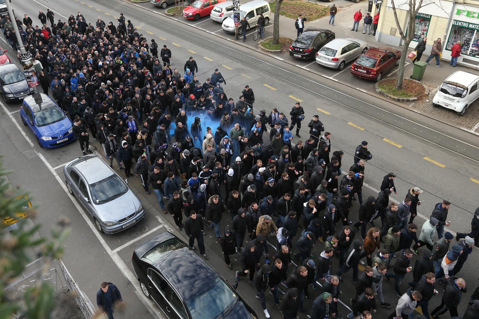 03.12.2016., Zagreb - Uoci utakmice s Rijekom, navijaci Dinama okupili su se na Kvaternikovom trgu te u pratnji policije krenuli prema maksimirskom stadionu. Photo: Robert Anic/PIXSELL