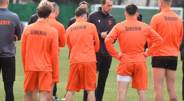 04.02.2022., Sibenik - Trening nogometasa Sibenika na stadionu Subicevac uoci utakmice HT Prve lige izmedju Sibenika i Dinama. Trener Marko Kartelo   Photo: Hrvoje Jelavic/PIXSELL