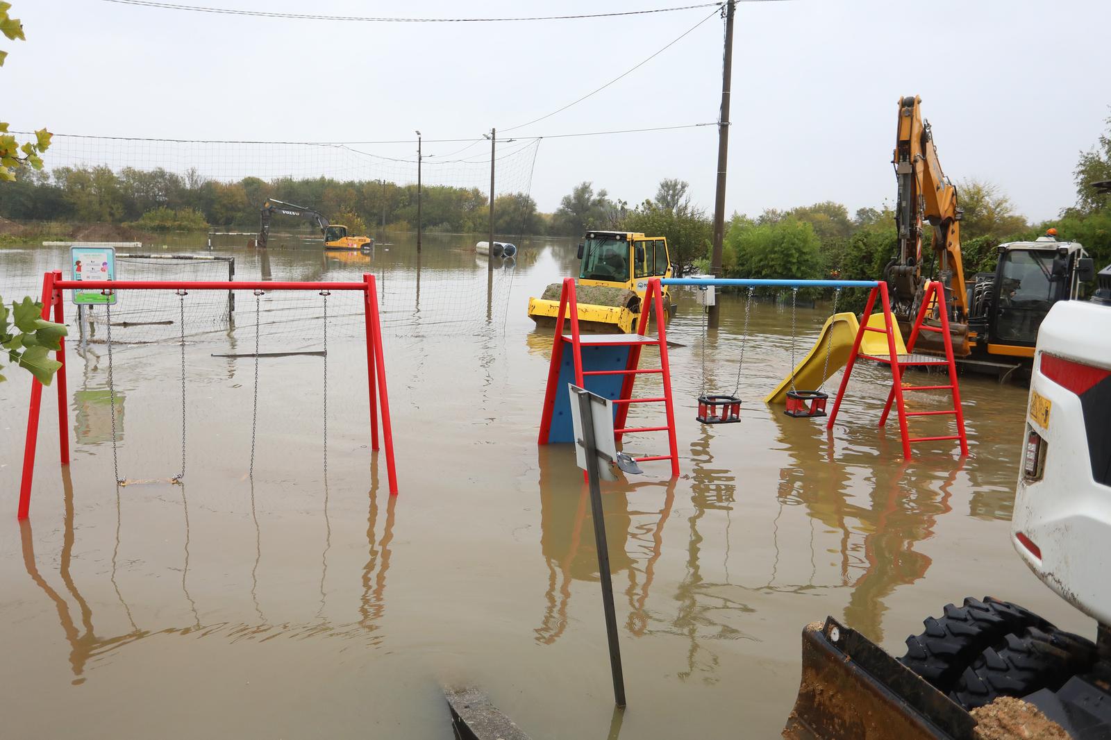 04.10.2024., Karlovac - Zbog visokog vodostaja rijeke Kupe koji je u 9 sati bio na 768 cm proglasene su izvanredne mjere od poplava.  Photo: Kristina Stedul Fabac/PIXSELL