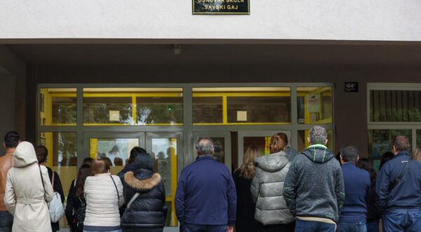 04.10.2024., Zagreb - OS Savski Gaj. Prosvjed roditelja ispred skole u koju su prebacili problematicnog ucenika zbog kojeg se nedavno ispisao cijeli jedan razred. Photo: Sanjin Strukic/PIXSELL