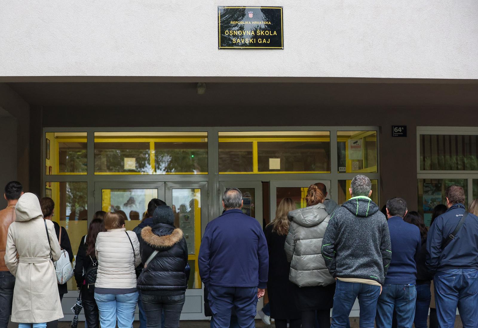 04.10.2024., Zagreb - OS Savski Gaj. Prosvjed roditelja ispred skole u koju su prebacili problematicnog ucenika zbog kojeg se nedavno ispisao cijeli jedan razred. Photo: Sanjin Strukic/PIXSELL