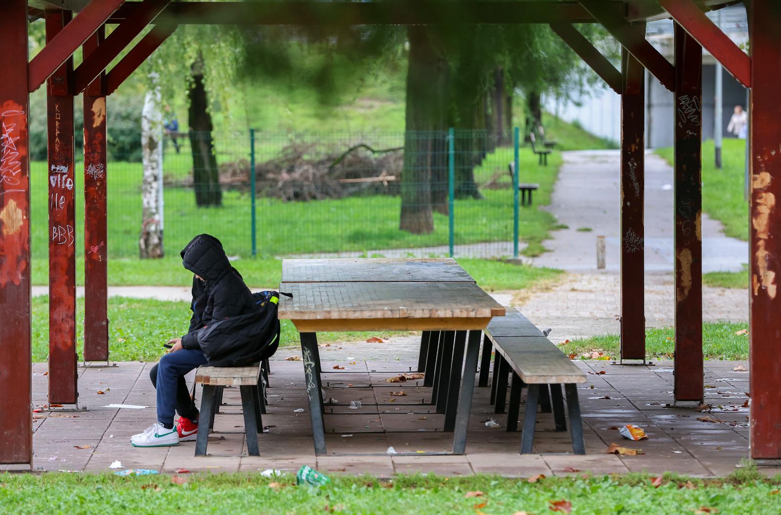 04.10.2024., Zagreb - OS Savski Gaj. Prosvjed roditelja ispred skole u koju su prebacili problematicnog ucenika zbog kojeg se nedavno ispisao cijeli jedan razred. Photo: Sanjin Strukic/PIXSELL