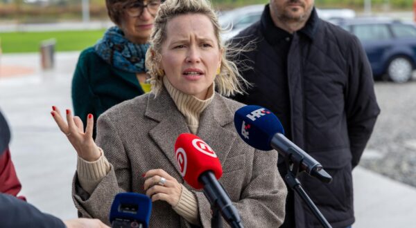 03.10.2024., Osijek - Kandidatkinja stranke Mozemo! za predsjednicu Repbulike Hrvatske Ivana Kekin odrzala je konferenciju za medije ispred Gospodarskog centra. Photo: Borna Jaksic/PIXSELL