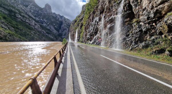 04.10.2024., Jablanica, BiH - Velike poplave zahvatile su dijelove BiH. Najteze je pogodjena Jablanica, gdje je, prema nekim informacijama, poginulo vise od 10 osoba. Situacija na cestama izuzetno je teska. Obustavljen je promet na cestama oko Jablanice, a jedini nacin da se iz Sarajeva stigne do Mostara je preko srednje Bosne. Photo: Denis Kapetanovic/PIXSELL