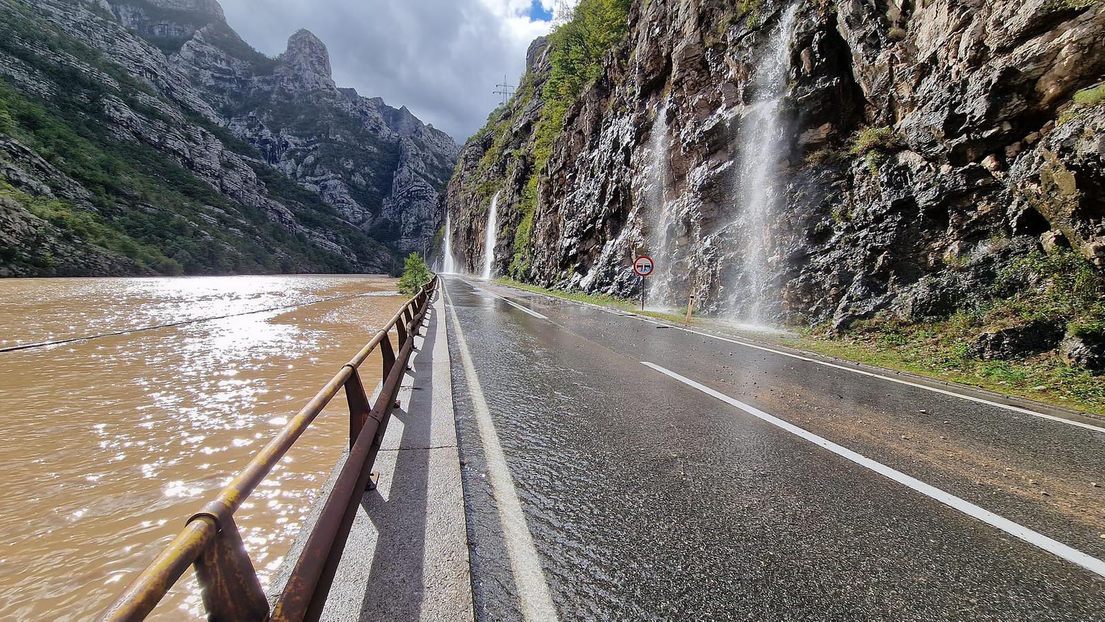 04.10.2024., Jablanica, BiH - Velike poplave zahvatile su dijelove BiH. Najteze je pogodjena Jablanica, gdje je, prema nekim informacijama, poginulo vise od 10 osoba. Situacija na cestama izuzetno je teska. Obustavljen je promet na cestama oko Jablanice, a jedini nacin da se iz Sarajeva stigne do Mostara je preko srednje Bosne. Photo: Denis Kapetanovic/PIXSELL