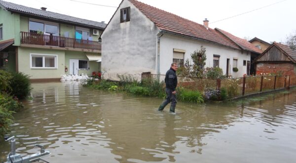 05.10.2024., Karlovac - Zbog visokog vodostaja rijeke Kupe poplavljeno je prigradsko mjesto Brodarci .  Photo: Kristina Stedul Fabac/PIXSELL