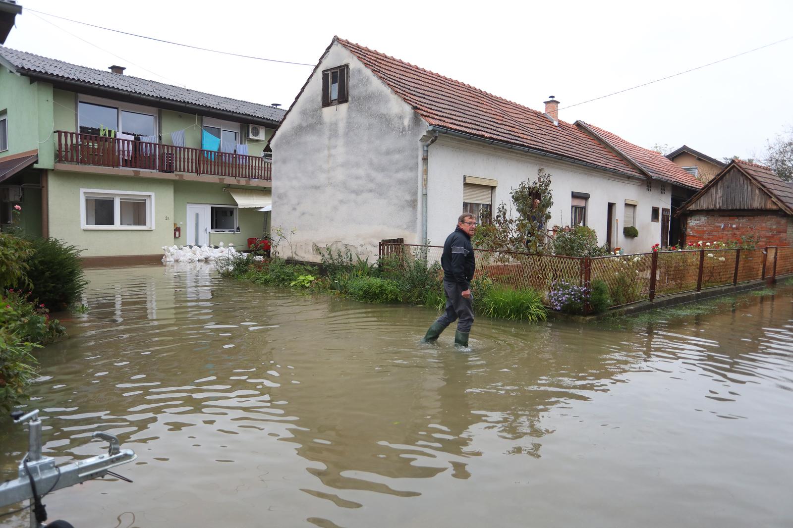 05.10.2024., Karlovac - Zbog visokog vodostaja rijeke Kupe poplavljeno je prigradsko mjesto Brodarci .  Photo: Kristina Stedul Fabac/PIXSELL