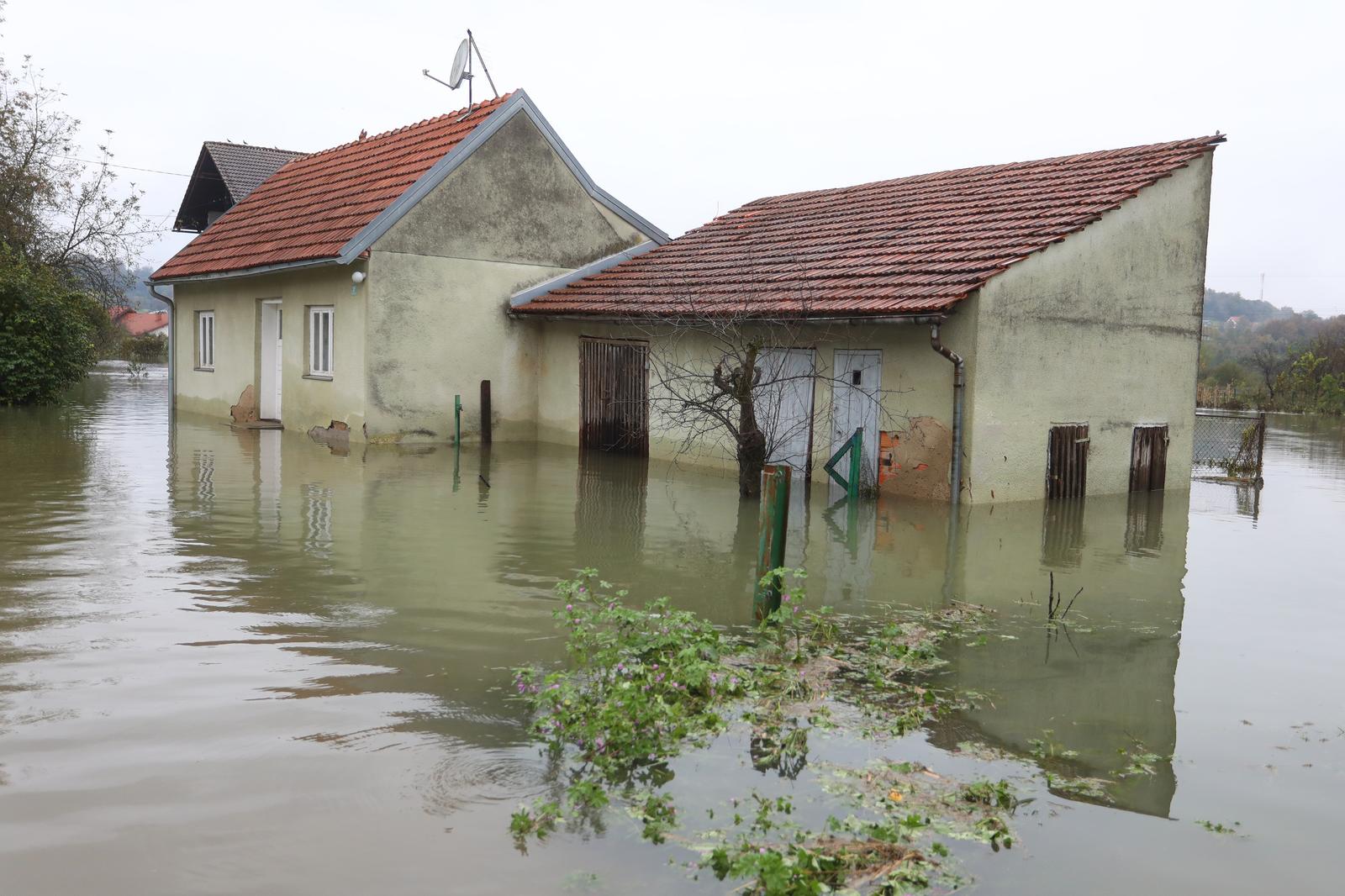 05.10.2024., Karlovac - Zbog visokog vodostaja rijeke Kupe poplavljeno je prigradsko mjesto Brodarci .  Photo: Kristina Stedul Fabac/PIXSELL