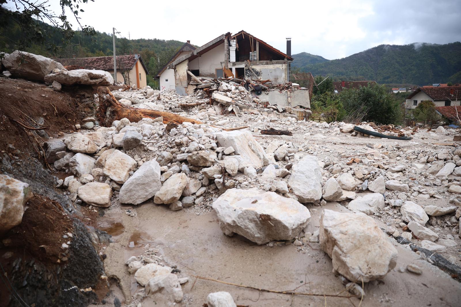 05.10.2024. Jablanica - Nakon katastrofalnih poplava zapocelo je ciscenje i obnova pruge. Odron iz kamenoloma uzrokovan jucerasnjim poplavama zatrpao je kuce u Donjoj Jablanici Photo: Armin Durgut/PIXSELL