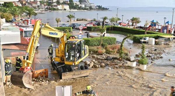 05.10.2024., Podgora - Jako nevrijeme gdje je palo do 140 litara kise po cetvornom metru strovilo je bujice na ulicama Podgore. Photo: Matko Begovic/PIXSELL