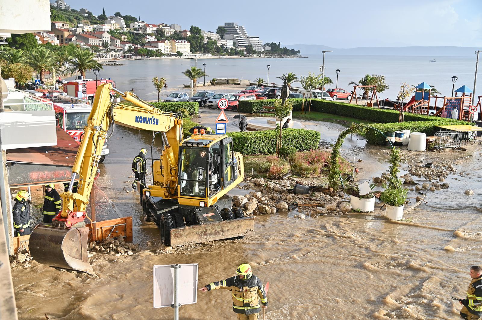 05.10.2024., Podgora - Jako nevrijeme gdje je palo do 140 litara kise po cetvornom metru strovilo je bujice na ulicama Podgore. Photo: Matko Begovic/PIXSELL