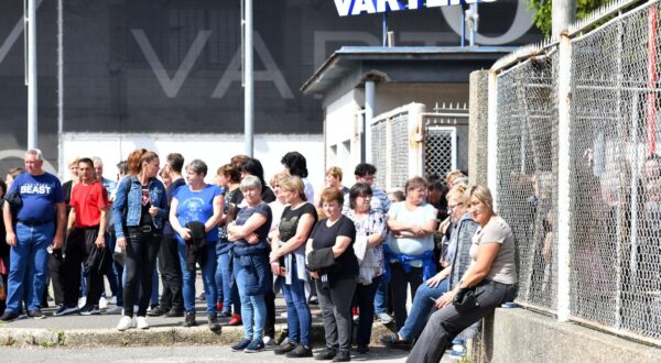 06.05.2024., Varazdin- Zbog neisplate placa radnici Varteksa krenuli u strajk.
Photo: Vjeran Zganec Rogulja/PIXSELL Photo: Vjeran Zganec Rogulja/PIXSELL