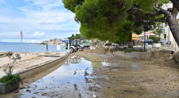 06102024. Podgora - Tijekom jutra u Podgori traje sanacija šteta nastalih od strane velike kiše i bujica koje su jucer  pogodile Podgoru. Photo: Matko Begovic/PIXSELL