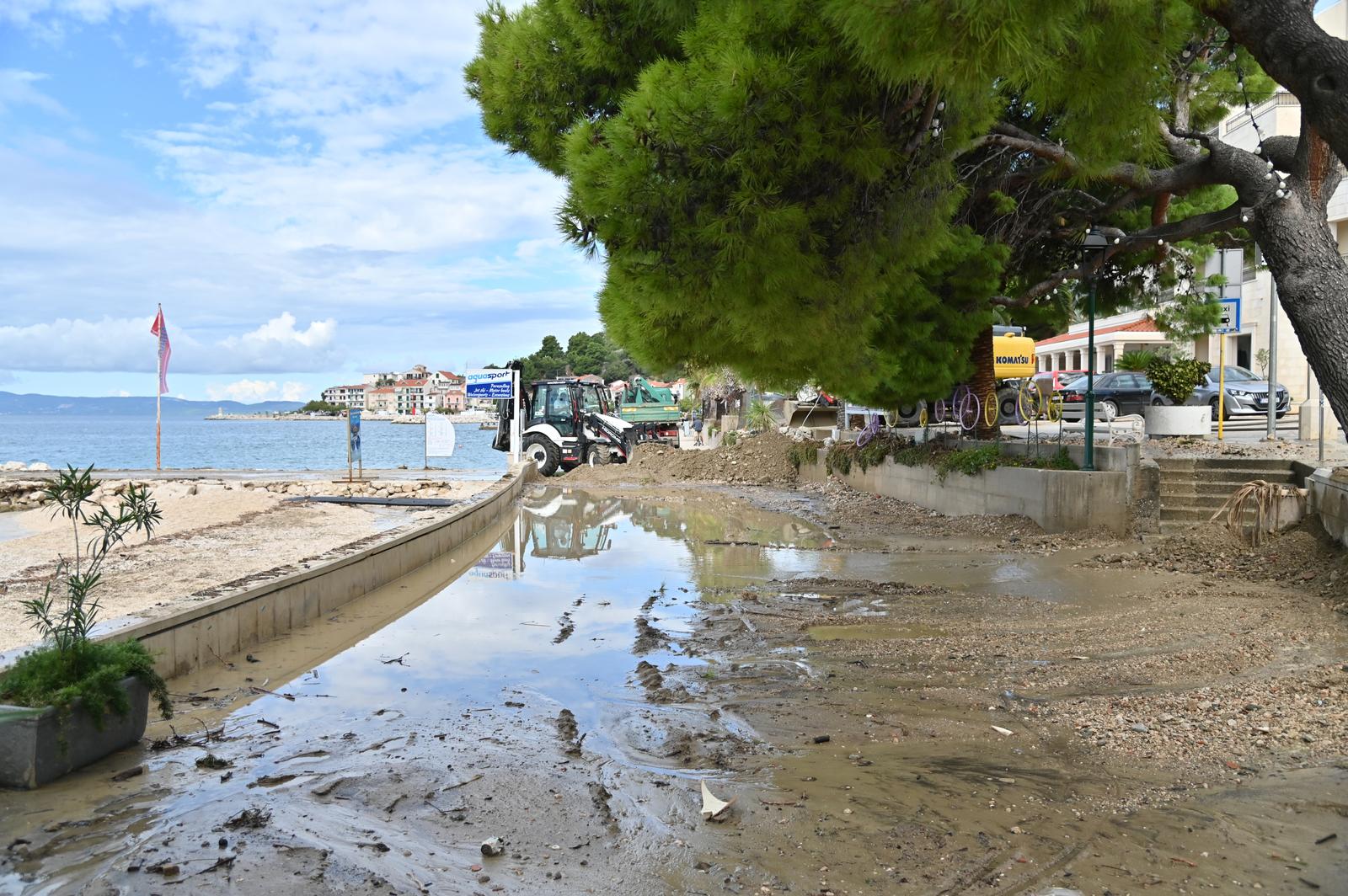 06102024. Podgora - Tijekom jutra u Podgori traje sanacija šteta nastalih od strane velike kiše i bujica koje su jucer  pogodile Podgoru. Photo: Matko Begovic/PIXSELL