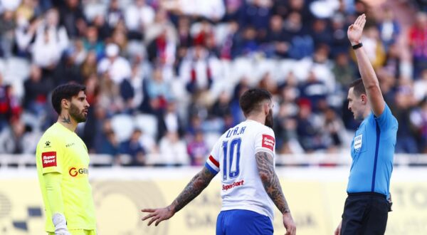 07.04.2023., stadion Poljud, Split - SuperSport HNL, 28. kolo, HNK Hajduk - NK Istra 1961.  Lovro Majkic, Marko Livaja, sudac Ante Culina Photo: Milan Sabic/PIXSELL