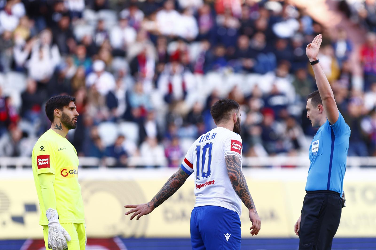 07.04.2023., stadion Poljud, Split - SuperSport HNL, 28. kolo, HNK Hajduk - NK Istra 1961.  Lovro Majkic, Marko Livaja, sudac Ante Culina Photo: Milan Sabic/PIXSELL