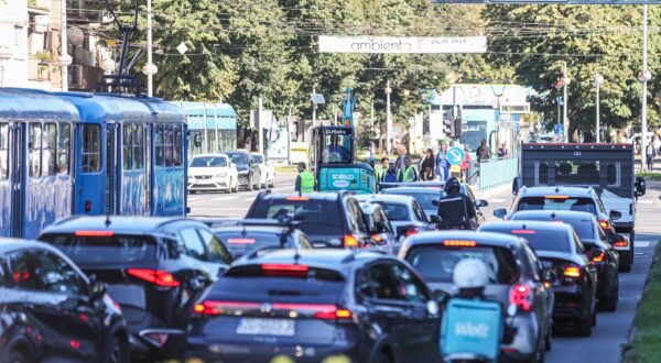 07.10.2024.., Zagreb - U tijeku je sanacija tramvajskog kolosijeka na raskrizju Ulice grada Vukovara i Savske ceste. Sanacija je potrebna kako bi se poboljsala tramvajska infrastruktura, osigurala kvalitetnija protocnost prometa, te sigurnije upravljanje skretnickim sklopom koji je ugradjen 2010. godine i treba modernizaciju. Zbog radova promet raskrizjem nece biti obustavljen, no bit ce otezan od ponedjeljka 7. listopada od 10:00 sati do ponedjeljka 21. listopada do 4:00 sata.   Photo: Slavko Midzor/PIXSELL